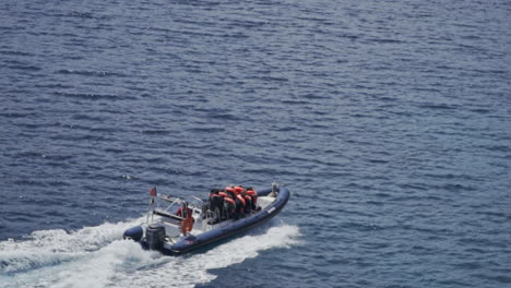Boot-Voller-Touristen-Fährt-Entlang-Der-Zerklüfteten-Küste-Von-Madeira-Portugal