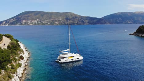 Barcos-Flotando-En-El-Mar-Azul-En-Calma-En-La-Playa-De-Foki,-Cefalonia,-Grecia
