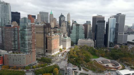 Luftaufnahme-Weg-Von-Hohen-Gebäuden-Im-Stadtbild-Von-Lower-Manhattan,-New-York---Zurückziehen,-Drohnenaufnahme