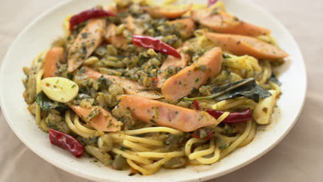 Hausgemachte-Spaghetti-Mit-Knoblauch-Und-Wurst