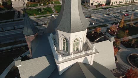 Hermosa-Arquitectura-Del-Templo-Mormón-Lds-Del-Centro-De-La-Ciudad-De-Provo,-Antena