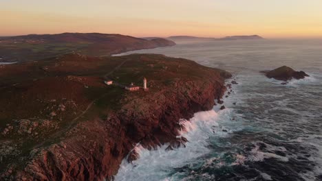 Wellen-Brechen-Während-Des-Sonnenuntergangs-An-Der-Küste-Des-Leuchtturms-Von-Cape-Tourinan-Zusammen