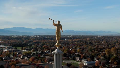 Angel-Moroni-Statue-on-LDS-Mormon-Temple-overlooking-Beautiful-Utah,-Aerial