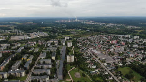 Wohnhäuser-Von-Jonava-Und-Achema-Chemische-Industriefabrik-Im-Horizont-Bei-Regen