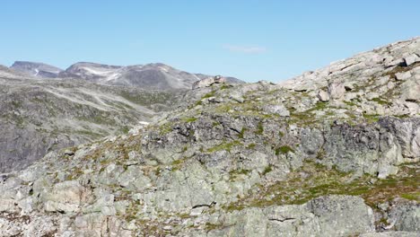 Terreno-Accidentado-En-La-Cima-De-La-Montaña-Katthamaren-En-Molde,-More-Og-Romsdal,-Países-Bajos