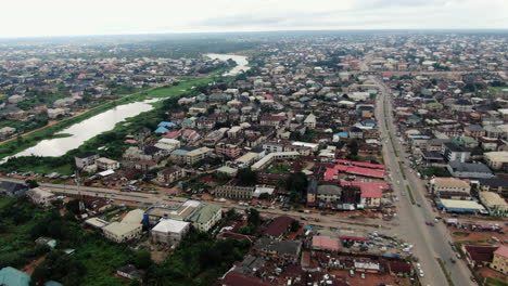 Die-Weitläufige-Stadt-Owari-Oder-Die-Stadt-Owerri-Im-Imo-bundesstaat-Nigeria-In-Westafrika---Panoramische-Luftaufnahme