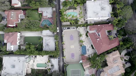 Top-down-drone-shot-of-villas-and-mansions-in-Beverly-Hills,-Los-Angeles