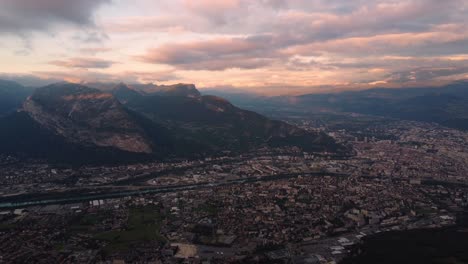 Luftaufnahme-Der-Stadt-Grenoble-In-Den-Französischen-Alpenbergen-Während-Des-Epischen-Sonnenuntergangs,-Urlaubsziel