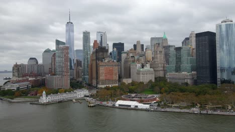 Vista-Aérea-Hacia-Rascacielos-En-Manhattan,-Ciudad-De-Nueva-York---Seguimiento,-Disparo-De-Drones
