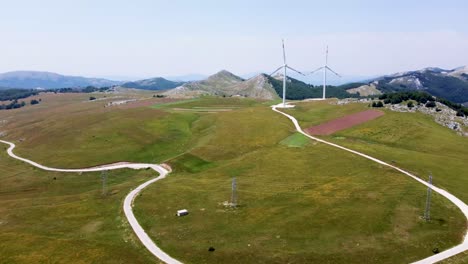 Windpark,-Pyramidengebirge,-Nachhaltige-Zukunft,-Wilde-Schönheit