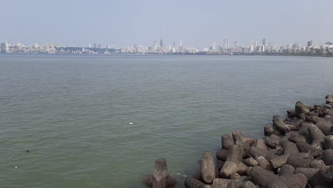 Allgemeine-Ansicht-Eines-Menschenleeren-Ozeans-Seitenansicht-Des-Marine-Drive,-Mumbai