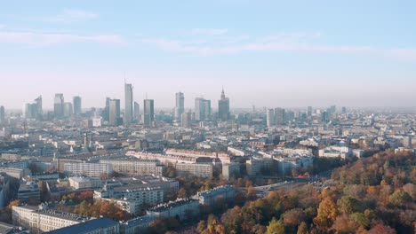 Luftaufnahme-Der-Polnischen-Stadt-Warschau,-Drohnenaufnahme-Mit-Panoramasockel