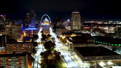 4K-Time-lapse-of-St.Louis-at-night