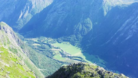 View-Of-Beautiful-Green-Valley-Below-In-Katthammaren-Norway---tilt-down-shot