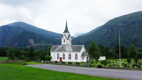 Camino-Estrecho-Que-Conduce-A-La-Iglesia-Parroquial-De-Eikesdal-Cerca-Del-Monte-Katthammeran-Noruega---Tiro-Ancho