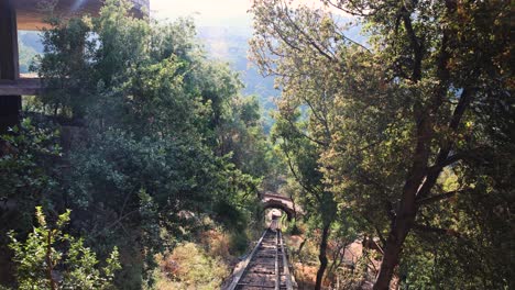 Punto-De-Vista-De-Un-Tren-Funicular-Que-Se-Mueve-En-La-Vía-En-La-Gruta-De-Zahlan,-Una-Atracción-Turística-En-Syr-El-Danniyeh,-Líbano