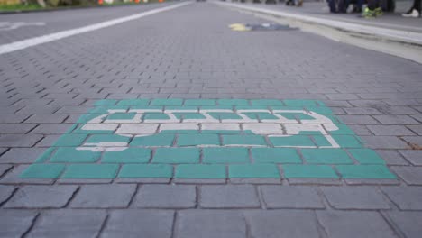 Cierre-Del-Cartel-Del-Autobús-Eléctrico-En-El-Carril-Del-Vehículo,-Pasajeros-Esperando-En-La-Parada-Del-Autobús