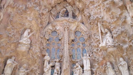 Skulptur-Des-Chors-Der-Engelkinder-In-Der-Sagrada-Familia-In-Barcelona,-Spanien
