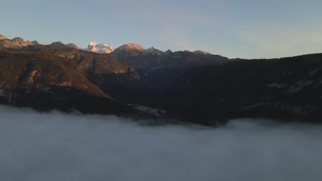 Erstes-Sonnenlicht-Am-Morgen,-Das-Die-Berge-Der-Julischen-Alpen-Mit-Nebel-Im-Tal-Beleuchtet