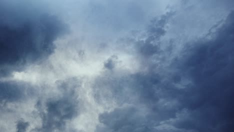Nubes-Brillantes-Y-Oscuras-En-Movimiento,-Tormenta