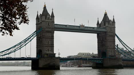 Grey-Sky-towards-Christmas,-Tower-Bridge,-London,-United-Kingdom