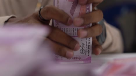 Manos-Contando-Dinero-Paquete-De-Billetes-De-Moneda-India