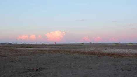 Schöner-Rosa-Horizont-Und-Wolken-Im-Morgengrauen-Vom-Sandstrand