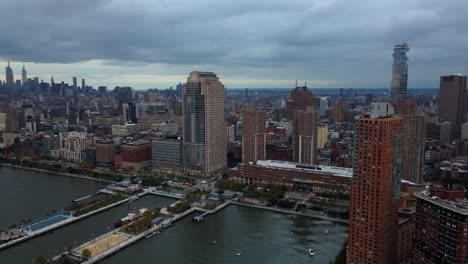 Luftaufnahme-Mit-Blick-Auf-Pier-25-Und-26-In-Tribeca,-New-York,-56-Leonard-Jenga-Building-Im-Hintergrund---Schwenk,-Drohnenaufnahme