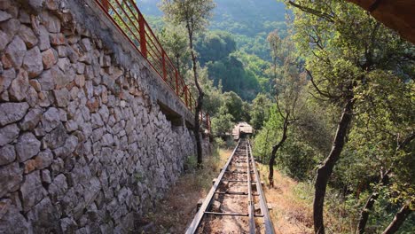 Tren-Funicular-Libanés-Moviéndose-Hacia-El-Exterior-Del-Túnel-En-La-Gruta-De-Zahlan-En-Syr-El-Danniyeh,-Líbano