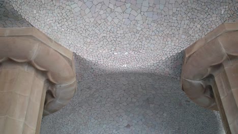 Gaudis-Gekachelte-Mosaike-An-Der-Decke,-Unterstützt-Von-Säulen-Der-Sala-Hipostila-Im-Park-Güell,-Spanien
