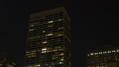 Edificios-De-Oficinas-De-Gran-Altura-Iluminados-Por-La-Noche-En-La-Ciudad-De-Nueva-York,-Estados-Unidos