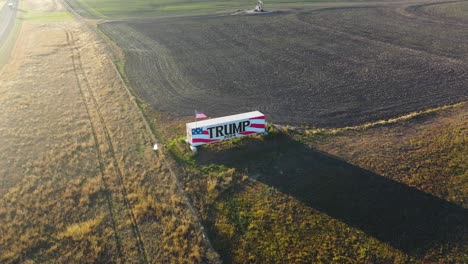 4K-Drohnenvideo-Von-Donald-Trump-Anhänger-Farmlandbesitzer-Mit-Riesigem-Trump-Kampagnenschild-2024-Im-Mittleren-Westen-Oder-Süden,-Das-Die-Menschen-Ermutigt,-Für-Den-Republikanischen-Präsidenten-Zu-Stimmen