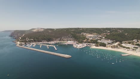 Hafen-Von-Sesimbra,-Portugal.-Panoramablick-Aus-Der-Luft