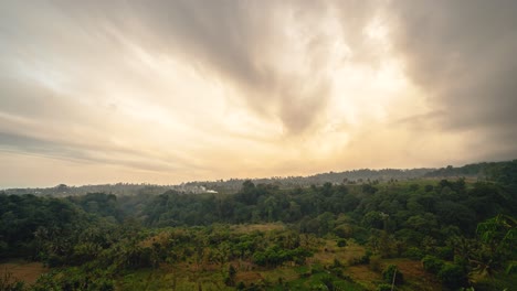 Lapso-De-Tiempo-De-Nubes-En-Rápido-Movimiento-Durante-El-Amanecer-Sobre-La-Selva-Tropical-En-La-Isla-De-Lombok,-Indonesia-En-4k