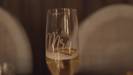 Glas-Wein-Bei-Der-Hochzeitsfeier-Eingefangen