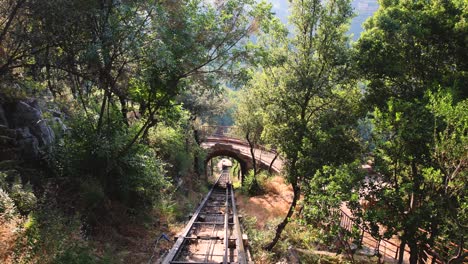 Punto-De-Vista-De-Un-Tren-Funicular-Que-Se-Acerca-A-Un-Pequeño-Túnel-En-La-Gruta-De-Zahlan-En-Syr-El-Danniyeh,-Líbano