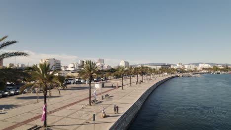 Aerial-pullback-Reveal-Scenic-Promenade-riverside-with-palm-trees,-Portimão---Algarve