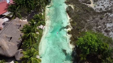 Mann-Schwimmt-In-Einem-Fluss-Mit-Blauem-Wasser