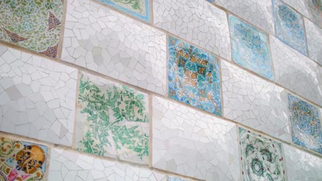 Schöne-Mosaikfliesendetails-Von-Einer-Wand-Im-Park-Güell-In-Barcelona,-Spanien---Nahaufnahme