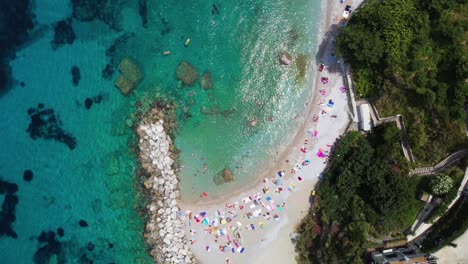 Capri,-Italien:-Luftaufnahme-Der-Berühmten-Italienischen-Insel-In-Der-Nähe-Von-Neapel,-Marina-Grande-Der-Nordregion,-Klares-Türkisfarbenes-Meerwasser-Und-Strand-Spiaggia-Di-Cala-Grande---Landschaftspanorama-Europas-Von-Oben