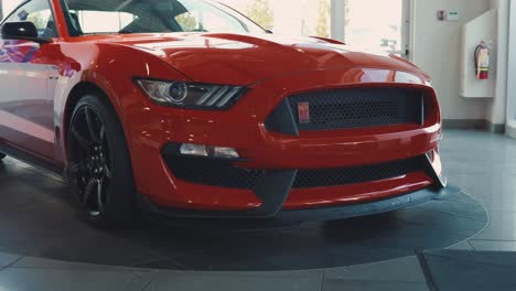 Roter-Ford-Mustang-Shelby-Sitzt-In-Einem-Ausstellungsraum-Eines-Händlers