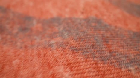 Makro-Nahaufnahme-über-Dem-Baumwollstoff-Eines-Orangefarbenen-T-Shirts