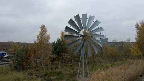 Dolly-In-Der-Alten-Windmühle-Aus-Metall,-Die-Sich-Schnell-Im-Wind-Dreht