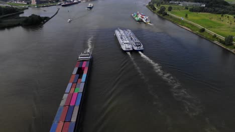 Barcazas-De-Transporte-Navegando-En-El-Río-Holandés
