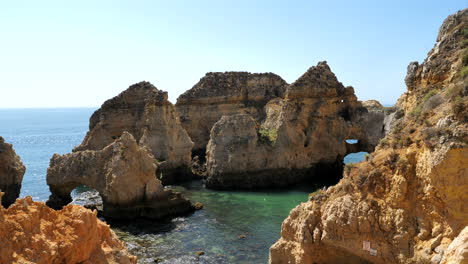 Ponta-De-Piedade,-Lagos,-Algarve,-Portugal,-Pintorescas-Formaciones-Rocosas-Y-Arcos-Naturales-En-La-Costa-Del-Océano-Atlántico