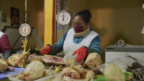 Un-Vendedor-Cortando-Un-Pollo-Para-La-Venta-En-Un-Mercado-Interior-En-Perú-Durante-La-Pandemia-De-Covid-19