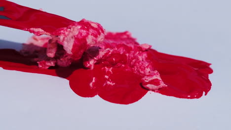 Ein-Palettenmesser-Wird-Verwendet,-Um-Rote-Und-Rosa-Farbe-Zu-Mischen