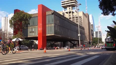 the-Museum-of-Art-of-Sao-Paulo,-MASP,-and-usual-movement-of-people-and-cars-in-Paulista-avenue