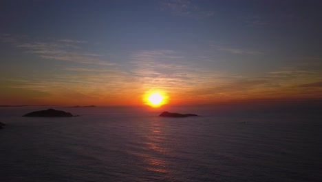 Sehr-Schöne-Sonnenaufgangsluft,-Die-Am-Sommermorgen-In-Der-Natur-Von-Sydney-Vom-Gipfel-Des-Berges-über-Den-Wilden-Ozean-Fliegt