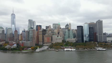 Aerial-view-around-the-waterfront-of-lower-Manhattan,-cloudy-fall-day,-in-USA---circling,-drone-shot